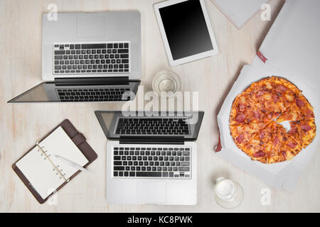 Im Büro in der Mittagspause im Büro, flach Stockfoto