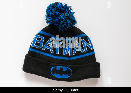 Jungen Batman hut mit pompom auf weißem Hintergrund Stockfoto