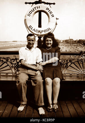 Paar Blackpool South Pier, möglicherweise 1930 s Stockfoto