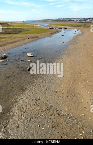 Ebbe auf die Flotte Seite von Chesil Beach in Dorset Stockfoto