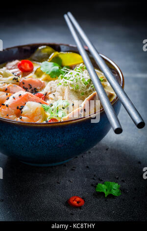 Köstliche malaysische Suppe mit Huhn und Garnelen Stockfoto