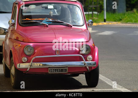 Rosa Lila Fiat 500 auf der Straße geparkt. Classic vintage Modell. Florenz, Italien Stockfoto