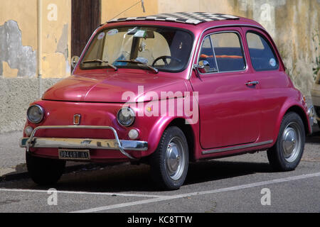 Rosa Lila Fiat 500 auf der Straße geparkt. Classic vintage Modell. Florenz, Italien Stockfoto