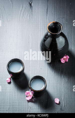 Traditionelle und zarten Sake mit Blumen von Kirschblüten Stockfoto