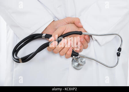 Nahaufnahme der männlichen Arzt hand Stethoskop Stockfoto