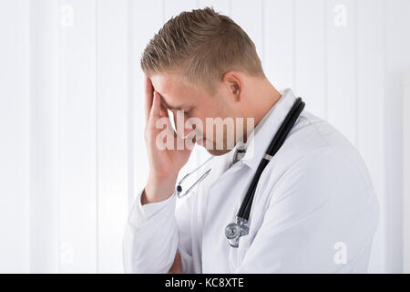 Traurige junge männliche Arzt in Klinik Stockfoto