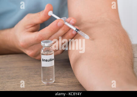 Nahaufnahme der zuckerkranken Mann Injektion von Arm Stockfoto