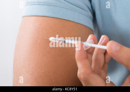 Nahaufnahme der zuckerkranken Mann Injektion von Arm Stockfoto