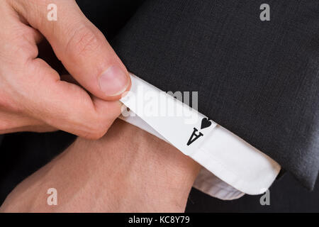 Nahaufnahme der Geschäftsmann Hand Entfernen von Ace-Karte aus der Hülse Stockfoto