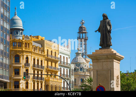 Valencia Plaza Ayuntamiento, mit Blick auf die Statue von Francesco de Vinatea und Skyline von der Ostseite der Plaza del Ayuntamiento, Valencia, Spanien. Stockfoto