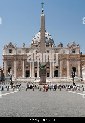 St. Peter's Square/Plaza (Italienisch: Piazza San Pietro) und der Basilika St. Peter im Vatikan, Rom. Stockfoto