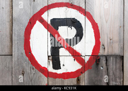 Kein Parkplatz Schild an der hölzernen Wand handbemalt Stockfoto