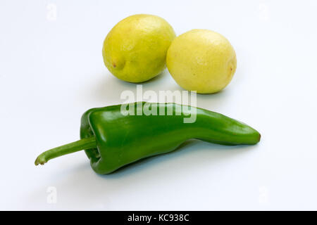 Zitronen und Pfeffer auf weißem Hintergrund Stockfoto