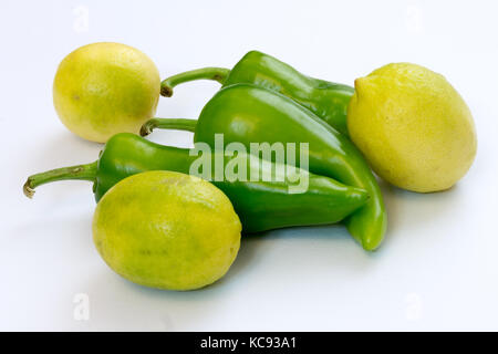 Zitronen und Paprika auf weißem Hintergrund Stockfoto