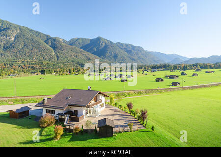 Landschaft der alpinen Weiden im Tal am Fuße der bayerischen Alpen. Stockfoto