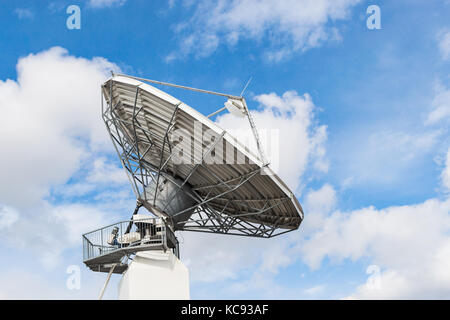Parabol Satelliten-Antenne für Wireless radio Signal Datenübertragung Stockfoto