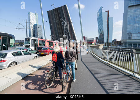 Angehobene klapp Abschnitt Der erasmusbrug. Der erasmusbrug ist eine kombinierte Schrägseilbrücke und Klappbrücke im Zentrum von Rotterdam, Niederlande. Stockfoto