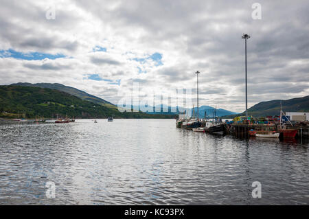 Ullapool, Schottland - 15. August 2010: Blick auf den Fischereihafen Ullapool in den Highlands in Schottland, Vereinigtes Königreich Stockfoto