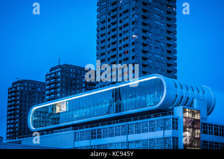 Rotterdam Stadtzentrum bei Nacht, Dämmerung. Kreuzfahrtterminal. Stockfoto