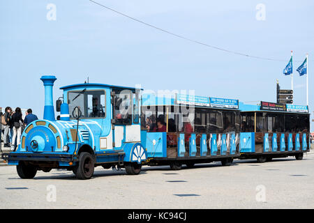 Pfadlosen Bahn für Sightseeing am Pier in Scheveningen, Niederlande Stockfoto