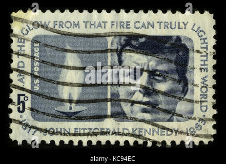 USA – UM 1970: Eine in den USA gedruckte Briefmarke zeigt das Bildporträt John Fitzgerald „Jack“ Kennedy (29. Mai 1917 – 22. November 1963), auf das oft verwiesen wird Stockfoto