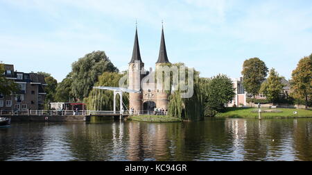 Malerische östliche Tor (oostpoort) an Rijn-Schiekanaal, südöstliche Ecke der inneren Stadt Delft, Südholland, Niederlande. Stockfoto