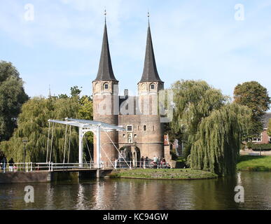 Malerische östliche Tor (oostpoort) an Rijn-Schiekanaal, südöstliche Ecke der inneren Stadt Delft, Südholland, Niederlande. Stockfoto