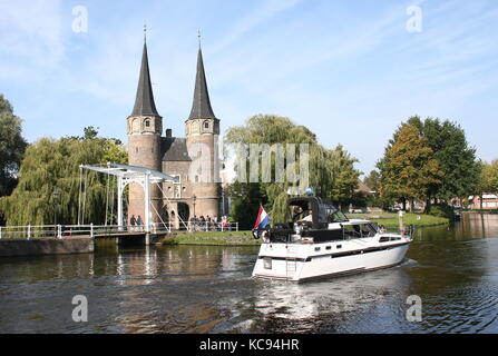 Malerische östliche Tor (oostpoort) an Rijn-Schiekanaal, südöstliche Ecke der inneren Stadt Delft, Südholland, Niederlande. Stockfoto