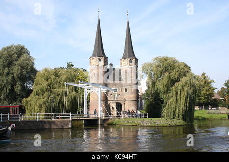 Malerische östliche Tor (oostpoort) an Rijn-Schiekanaal, südöstliche Ecke der inneren Stadt Delft, Südholland, Niederlande. Stockfoto