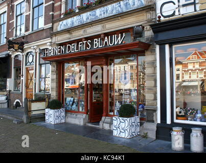 Delfter shop Catering für Touristen auf dem zentralen Marktplatz in Delft, Südholland, Niederlande Stockfoto