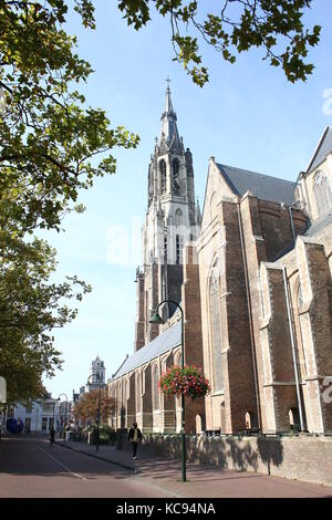 Kirchenschiff und Turm aus dem 15. Jahrhundert Nieuwe Kerk (Neue Kirche) im Zentrum von Delft, Südholland, Niederlande. Von der Oude Langendijk Straße aus gesehen. Stockfoto