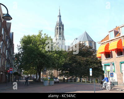 Geräumige Nieuwe Langendijk Street im Zentrum von Delft, Südholland, Niederlande, in Richtung des 15. Jahrhunderts Nieuwe Kerk (Neue Kirche). Stockfoto
