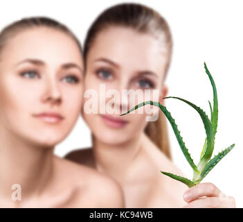 Frauen mit Aloe Vera Pflanze und perfekte Haut. Stockfoto