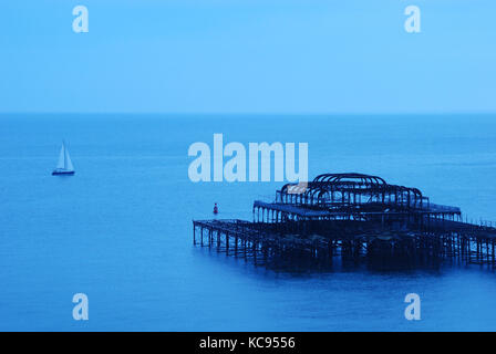 Abstraktes Bild der Rost Schmiedearbeiten der verlassenen West Pier, Brighton, Großbritannien Stockfoto