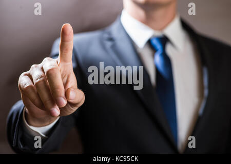 Geschäftsmann klicken Sie auf Virtual Touchscreen. futuristische Business und it Präsentation Hintergrund. Stockfoto