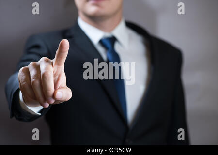 Geschäftsmann klicken Sie auf Virtual Touchscreen. futuristische Business und it Präsentation Hintergrund. Stockfoto