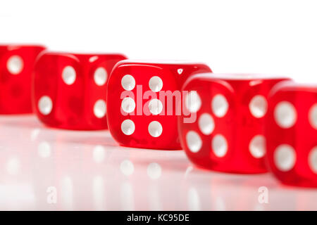 Red Casino dice Reihe Nahaufnahme auf sechs weiße nahtlose Hintergrund Stockfoto