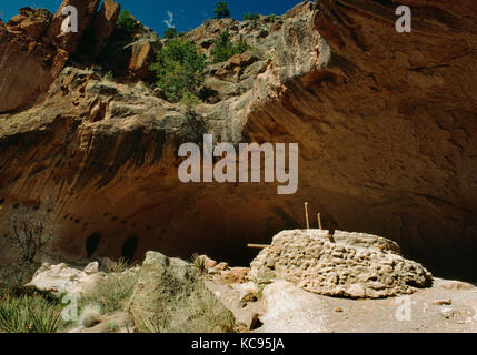 Bandelier National Monument, New Mexico, USA: zeremonielle Höhle in den Klippen von frijoles Canyon, der Anasazi Indianer, die im Canyon, bis c AD 1550 lebte verwendet Stockfoto