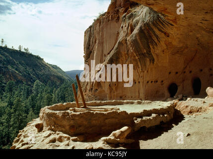 Bandelier National Park, New Mexico, USA: rekonstruierte Kiva (u-zeremoniellen Kammer) in den zeremoniellen Höhle in den Klippen von frijoles Canyon, verwenden Stockfoto