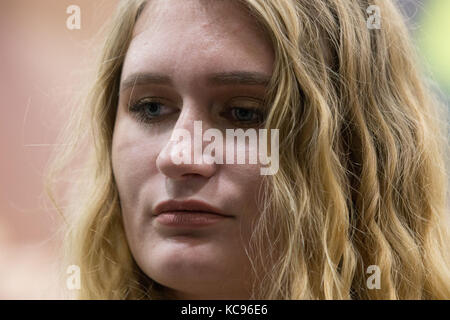 Lydia Wilkinson spricht bei Lloyd Haus in Birmingham über ihren Verlust und Reaktion auf mögliche Urteile vor dem Versuch von Aaron Gerste, der beschuldigt wird, der von der Ermordung ihrer Mutter und Bruder Pierce Tracey an ihrem Haus in Stourbridge. Stockfoto