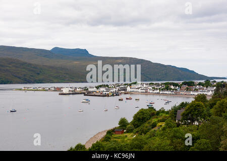 Ullapool, Schottland - 15. August 2010: Blick auf den Hafen und das Dorf von ullapool in den Highlands in Schottland, Vereinigtes Königreich Stockfoto