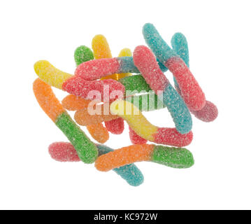 Blick von oben auf die Zucker überzogen Sauer schmeckende bunte Gummibärchen Worms auf einem weißen Hintergrund. Stockfoto