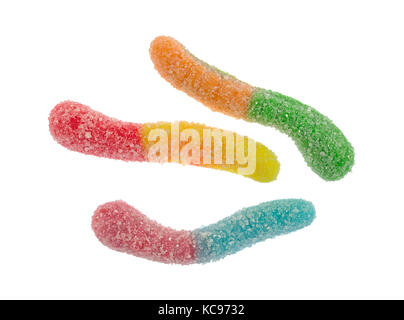 Blick von oben auf die drei Zucker überzogen Sauer schmeckende bunte Gummibärchen Worms auf einem weißen Hintergrund. Stockfoto