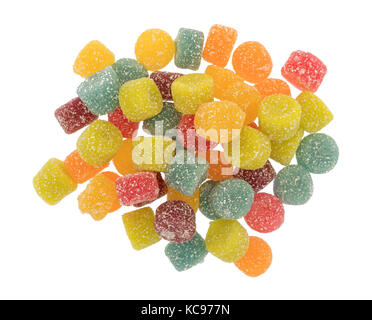 Blick von oben auf einen Teil der Zucker überzogen gummy candy Stücke auf einem weißen Hintergrund. Stockfoto