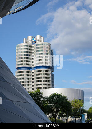 München, Deutschland - 15. Juli 2017: neue Vier-zylinder-Turm von modernen BMW-Hauptquartier mit dem Messegelände und Museum Stockfoto