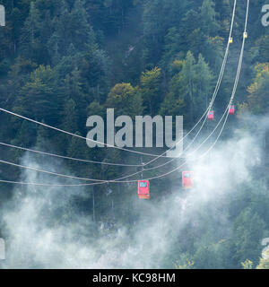 Zwölferhorn Seilbahn hinunter nach St. Gilgen. Stockfoto