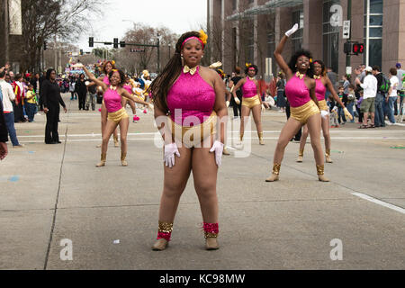 Baton Rouge, Louisiana, USA - 2016: Mädchen nehmen an einer Parade während Mardi gras feiern. Stockfoto