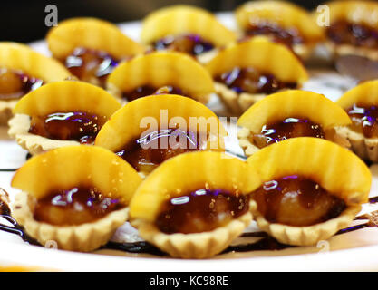 Kuchen mit Marmelade und Peach Slices Stockfoto