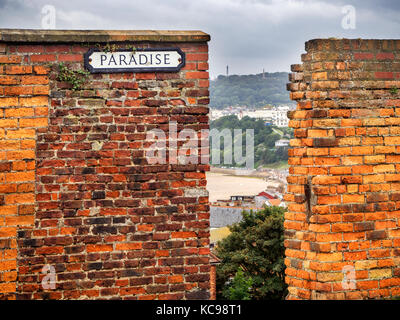 Blick über South Bay zum Olivers Mount vom Paradise Scarborough Yorkshire England Stockfoto