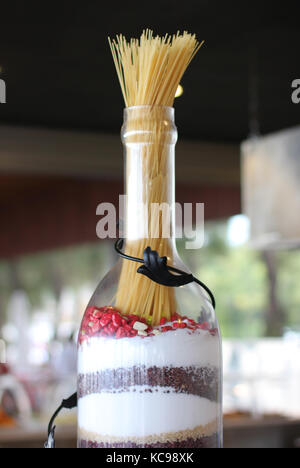 Lange Spaghetti im Glas Stockfoto